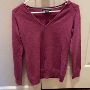 VGUC Banana Republic v-neck superfine Merino wool sweater in size medium, berry